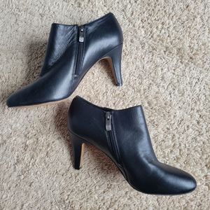 Vince Camuto Size 10 Black Leather Ankle Heeled Booties Zipper
